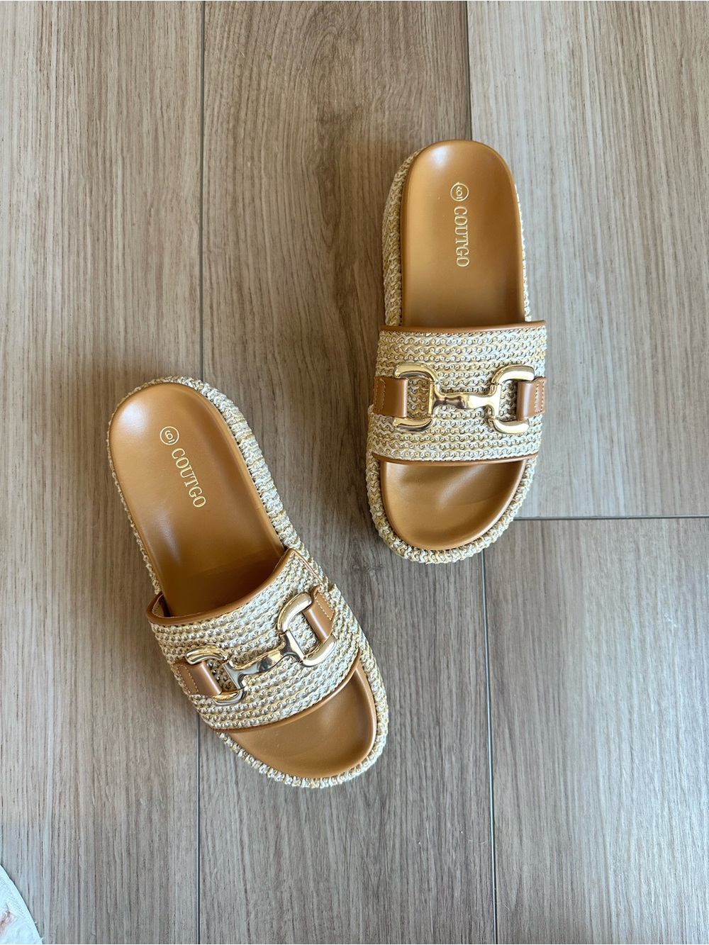 Brand New Coutgo Tan Woven Platform Slide Mules with Gold Chain Accent - Picture 2 of 9